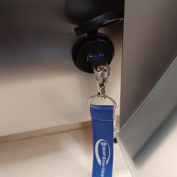 Złącze USB za otwartymi drzwiczkami komory
