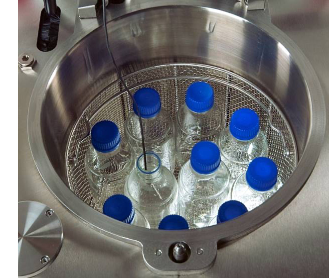 Temperatura sterylizacji jest regularnie mierzona przez czujnik referencyjny w kontenerze referencyjnym, aby zapewnić optymalną sterylizację płynów.