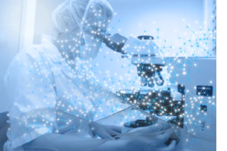 Nowoczesny mikroskop w użyciu: precyzyjne obserwacje na poziomie mikroskopowym.